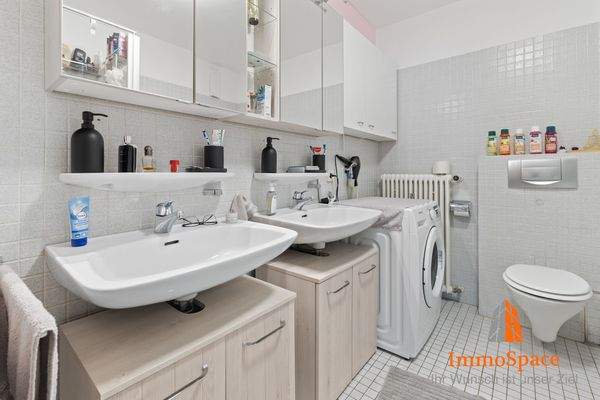 Zeitloses Badezimmer mit WM-Anschluss