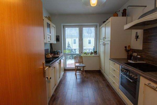 Küche mit Balkon im Wohnbereich im OG