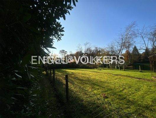 Eingezäunte Fläche für Gemüsegarten und Gewächshaus