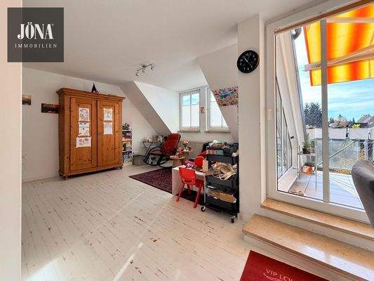 Wohnbereich mit Zugang zur Terrasse