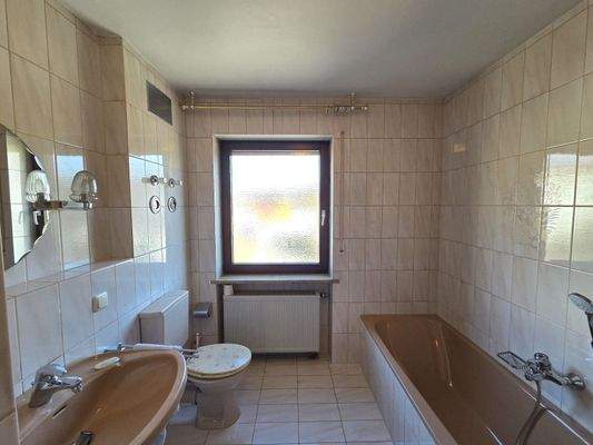 Tageslichtbad mit Wanne, Dusche u. WC