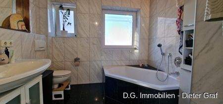 Das Bad mit Wanne und ...