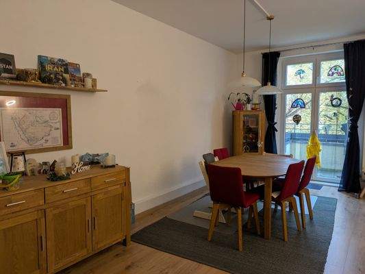 Geräumiges Wohnzimmer