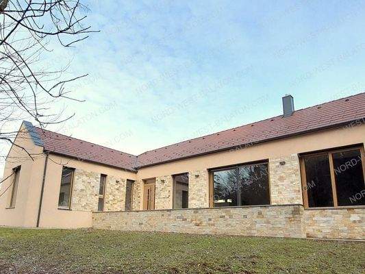 Außenansicht mit Terrasse