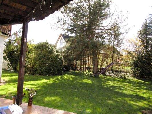 Blick von Terrasse in den Garten