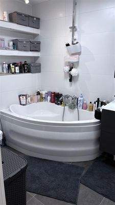 Badezimmer mit Eckbadewanne