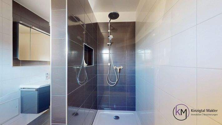 ... großer Duschbereich