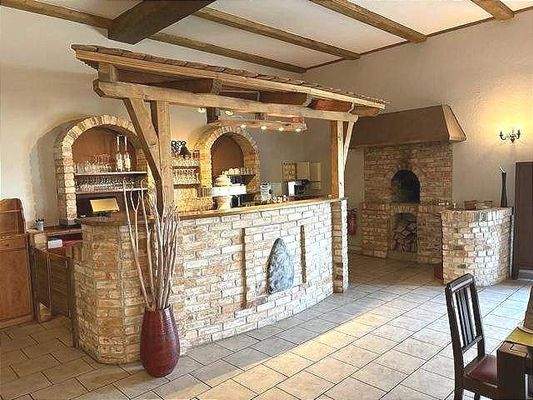 Gastraum mit Theke und Pizzaofen