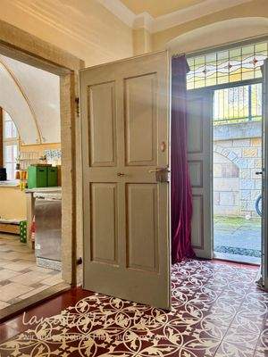 Flur im EG mit Blick Richtung Straße und Frühstück