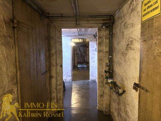 KG: Blick in den Keller - Flur