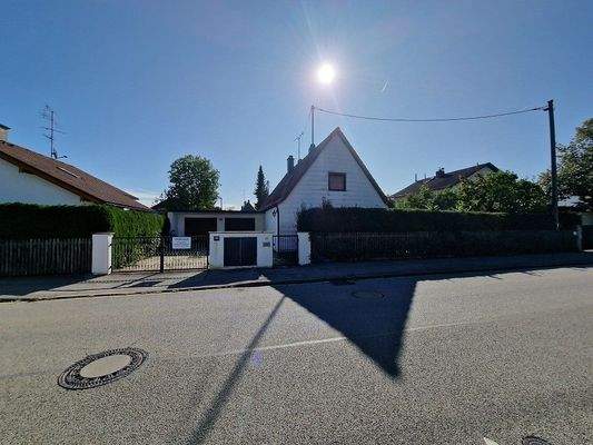 Blick von Strasse auf Grundstück.jpg