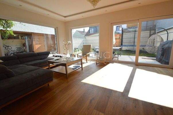 Blick von Essbereich ins helle großzügige Wohnzimmer