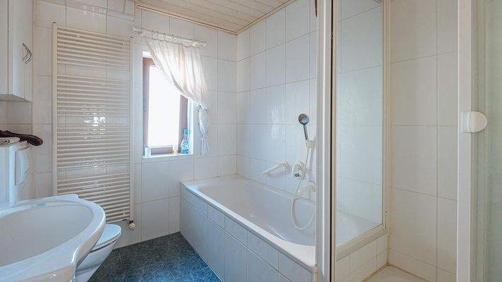 Bad mit Wanne und Dusche