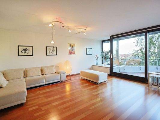 Lichtdurchfluteter Wohnbereich im Obergeschoss mit Balkon