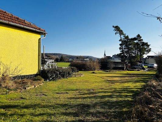 ebene Gartenfläche auf der Westseite