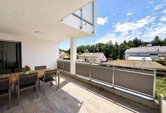Süd-Balkon mit geschütztem Sitzplatz