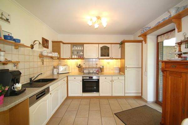 Die voll ausgestattete Landhausküche