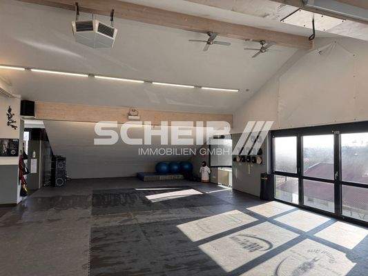 große Fläche im Dachgeschoss