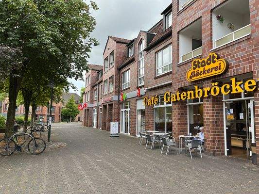 Umgebung: in 100m Entfernung, Apotheke, Bäckerei, ...