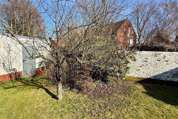 Garten mit Zugang zur Garage.