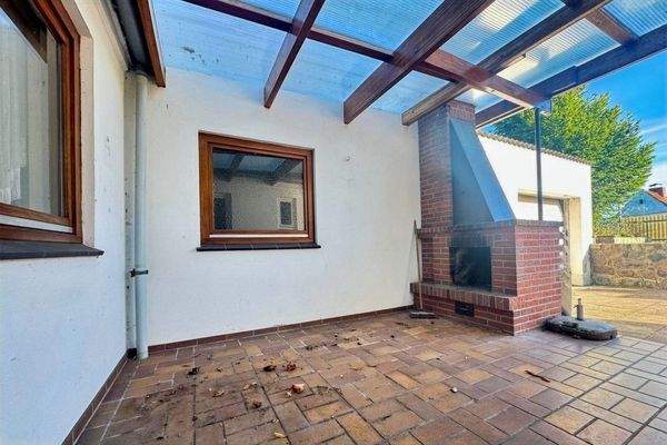 Überdachte Terrasse mit Grill