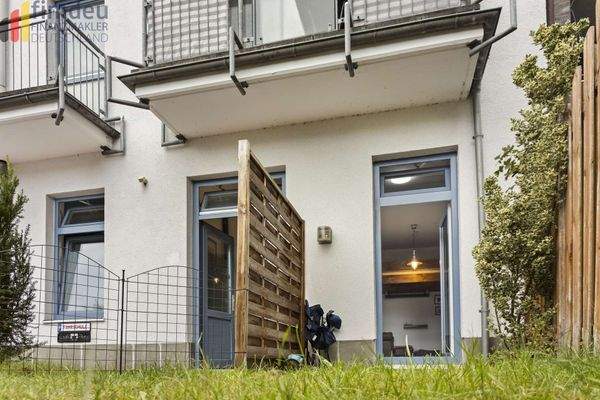 Eingang und kleiner Vorgarten