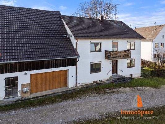 Blick auf das Zweifamilienhaus und die Garage