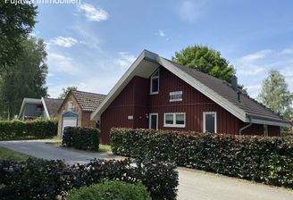 Hauseingang und Parkplatz