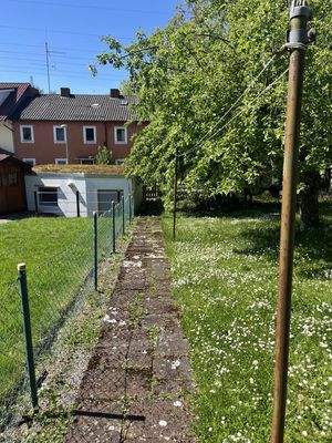 seitlicher Weg im Garten