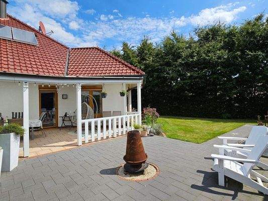 Überdachte und freie Terrasse mit Feuerkorb