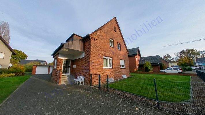 Einfahrt, Haupteingang, Vorgarten