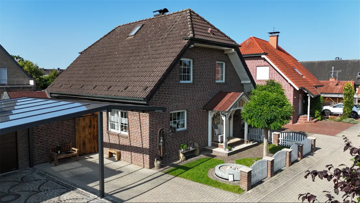 Seitenblick mit Carport 