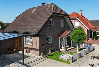 Seitenblick mit Carport 