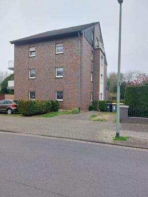 Straßen- und Eingangsseite