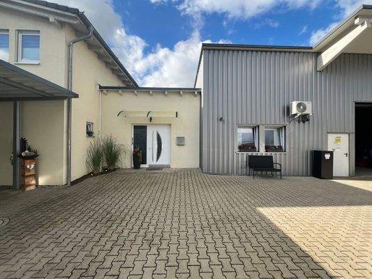 Haupteingang mit Zugang zum Büro und zum Wohnhaus