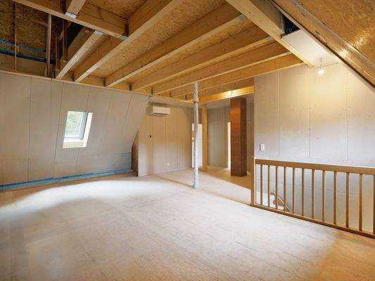 Vielfältig gestaltbarer Raum im ausgebauten Dachgeschoss mit Bühnenzugang