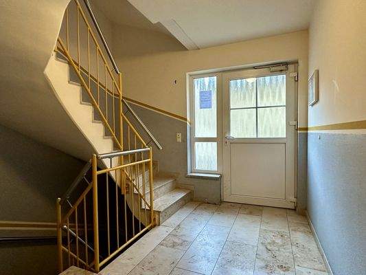 Hauseingang mit Treppenhaus