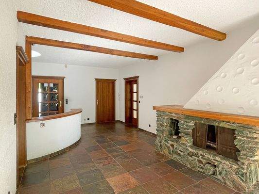 Über die Wohndiele mit Kaminecke erschließt sich der Wohnbereich das schöne Haus