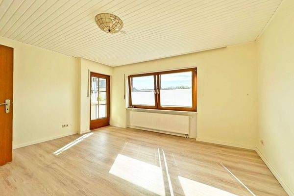 Schlafzimmer im OG mit Zugang zum Wohnzimmer