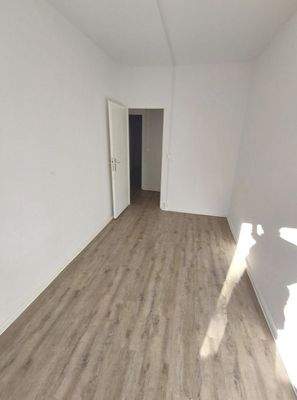 Leerer Raum mit Holzboden