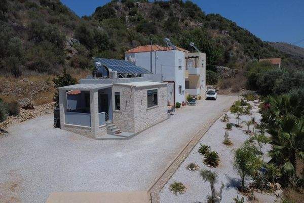 Kreta, Kalamitsi Amigdali: Charmantes kretisches Haus mit privatem Olivenhain und Bergblick zu verkaufen