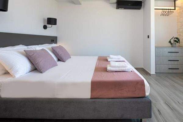 Kreta, Agios Onoufrios: Elegante Villa aus weißem Stein mit Meerblick zu verkaufen