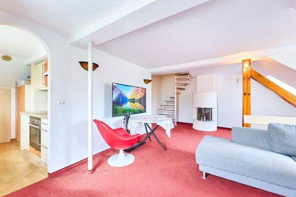 Ess- Wohn- und Arbeitsbereich mit Kamin und Treppe in Galerie 