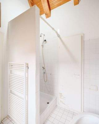 Mit Dusche und Badewanne