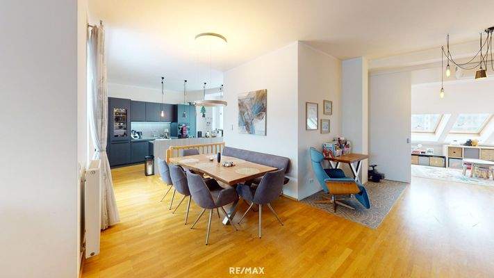 Essbereich mit Blick zur Küche und Wohnbereich