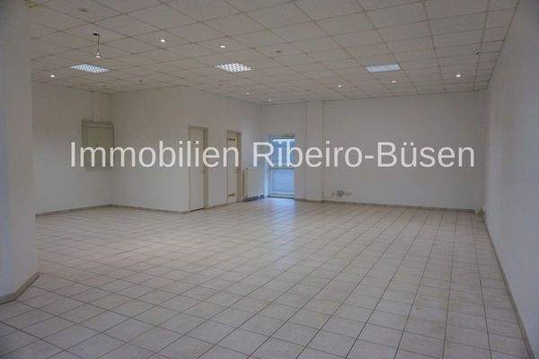 der große Büro- oder Verkaufsraum