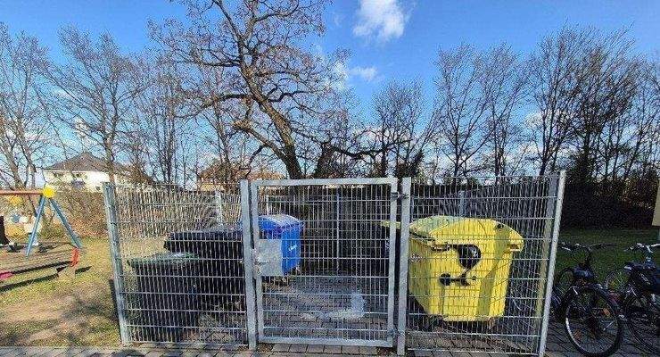 eingezäunter Müllplatz
