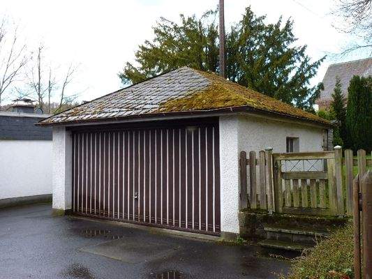 Garage, dahinter liegt ein dazugehöriger Garten
