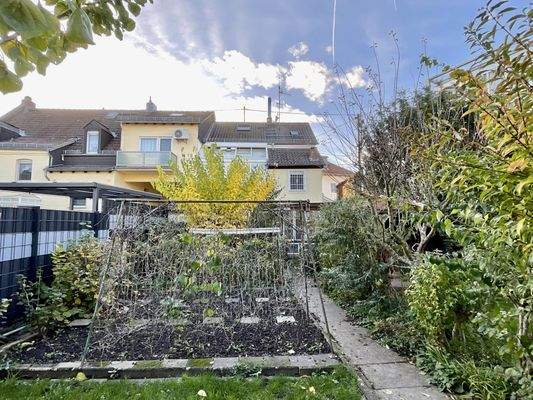 Hausansicht hinten mit Nutzgarten