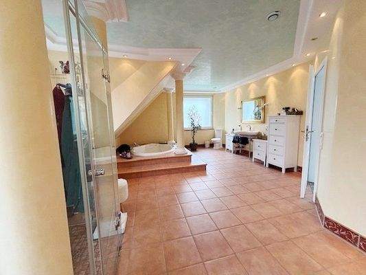 großes Tageslicht-Bad mit Sauna.jpg